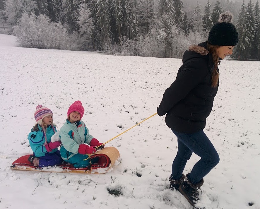 Kids first sledding of the year when "back home" on our holiday Monday, with the good 'ole north american toboggan grandma smuggled over in a hockey bag. 